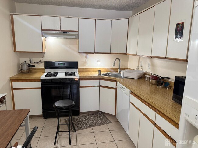 Building Photo - 207 Darwin Ln