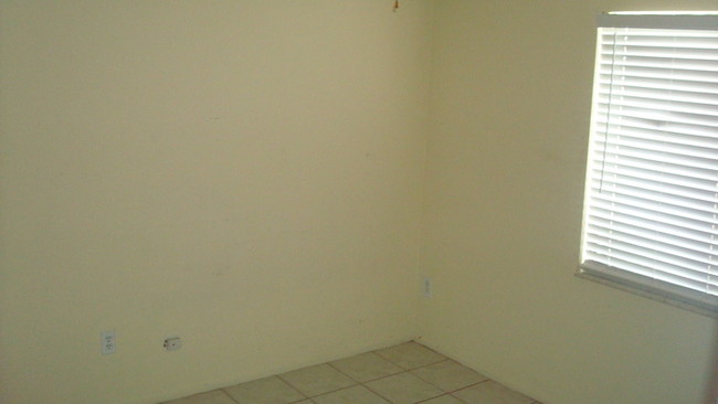 Building Photo - Convenient Location! 2/2 Duplex In Orlando!