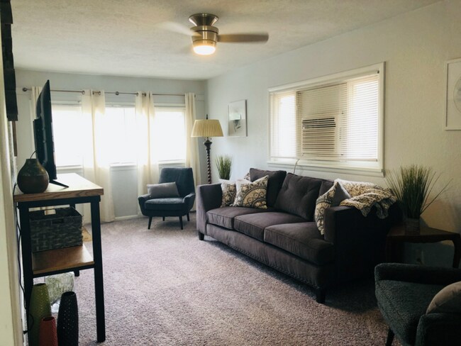 Foto del edificio - 400 Lilac Ln