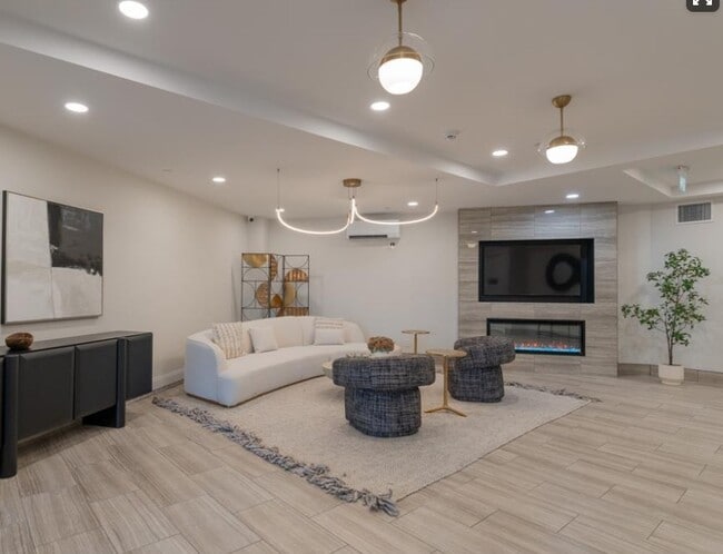 Building Photo - 1540 Venetian Blvd