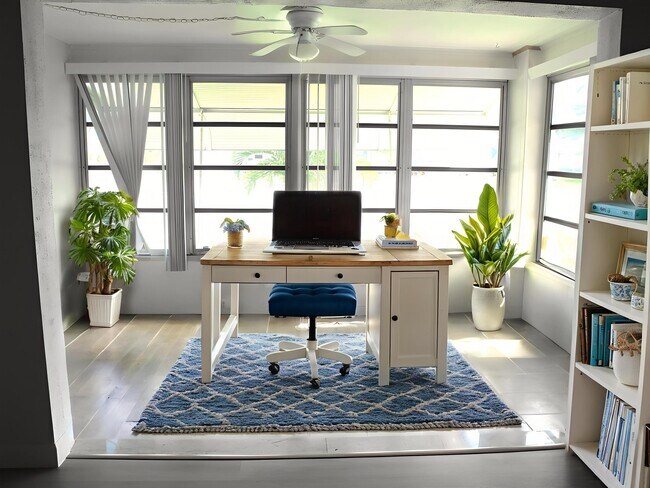 Building Photo - 1102 North Dr