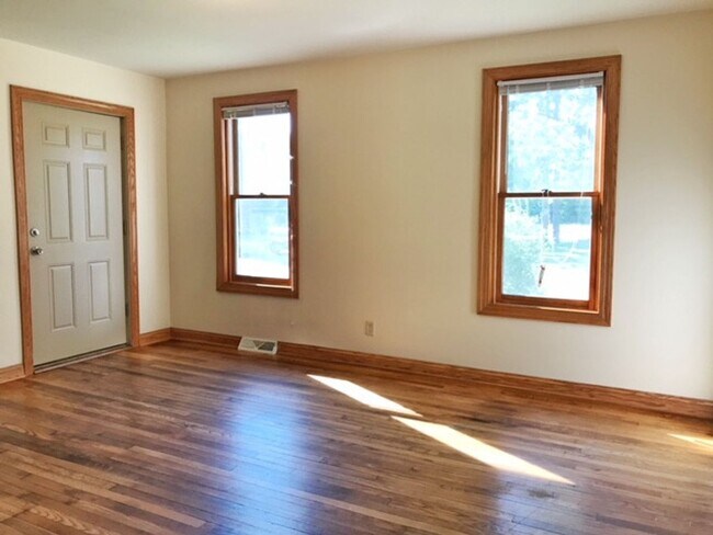 Foto del edificio - 2 Bedroom, 1.5 Bath Farm HOUSE, LARGE Yard, 2.5 Car Garage! UPDATES!