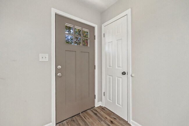 Building Photo - Newly renovated, adorable 3-bedroom, 1-bat...