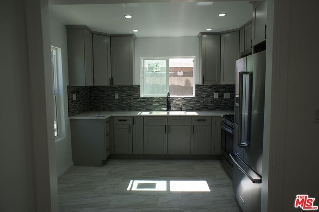 Building Photo - 2229 W 29th Pl