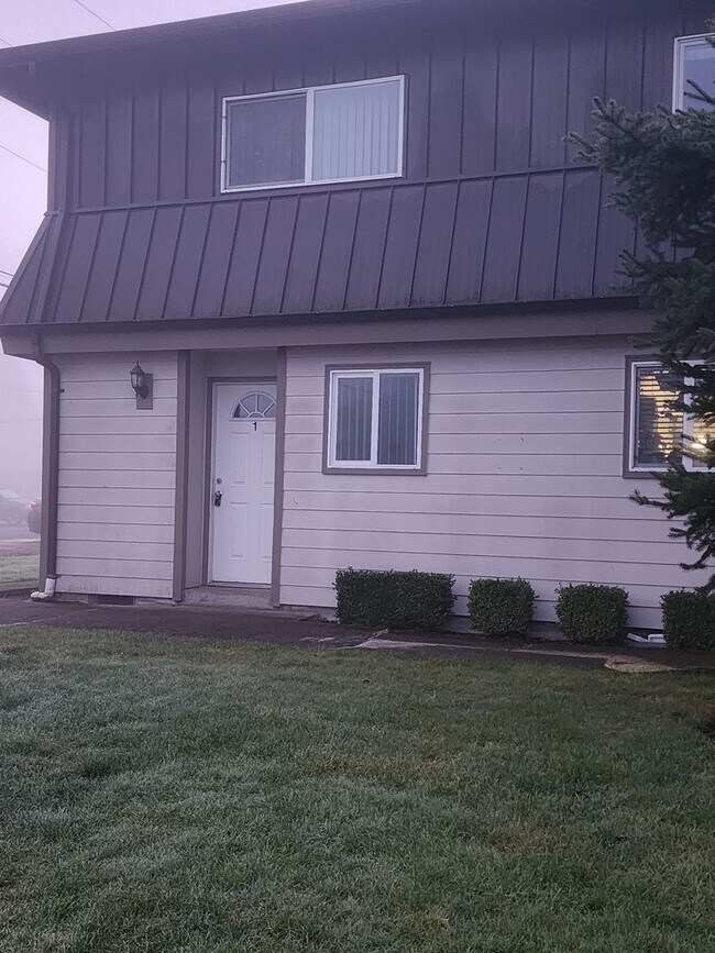 Foto del edificio - $1,000.00  OFF  1ST  FULL  MONTH'S  RENT   Pet-friendly Townhouse Near Parks and Downtown Newberg