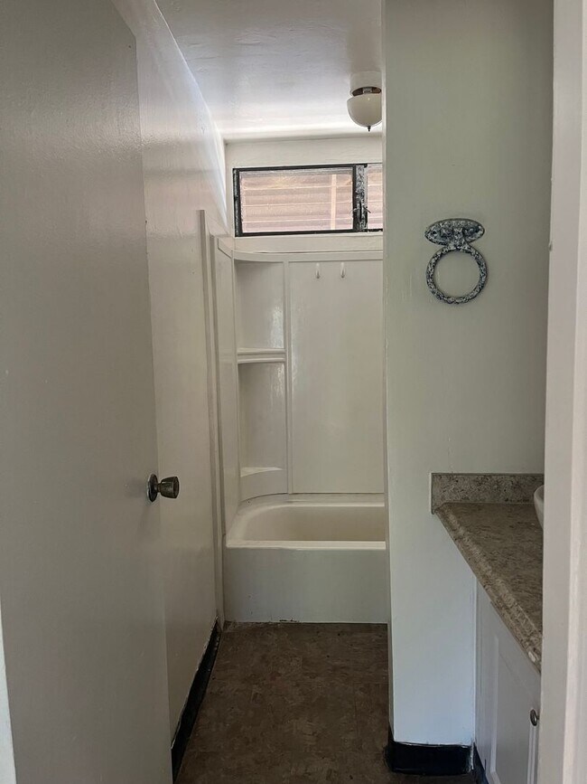 Foto del edificio - 4 bedroom 1 1/2 bath Townhome