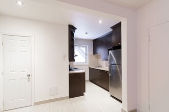 Building Photo - 5550 Rue Snowdon