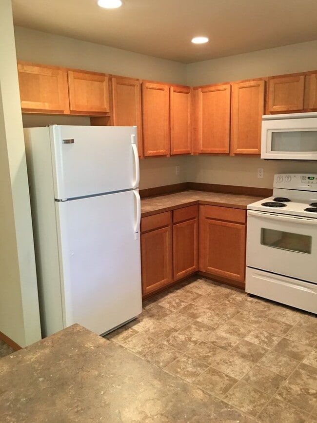 Building Photo - **$200 MOVE IN CREDIT if move in occurs pr...
