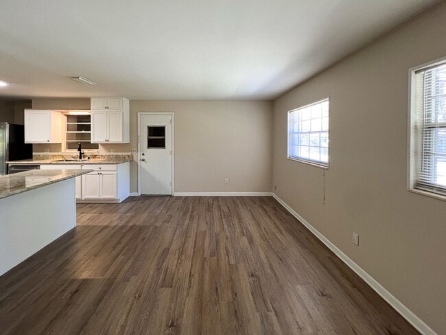 Building Photo - RECENTLY UPDATED 4/2 House with in Pine Estates - Available August