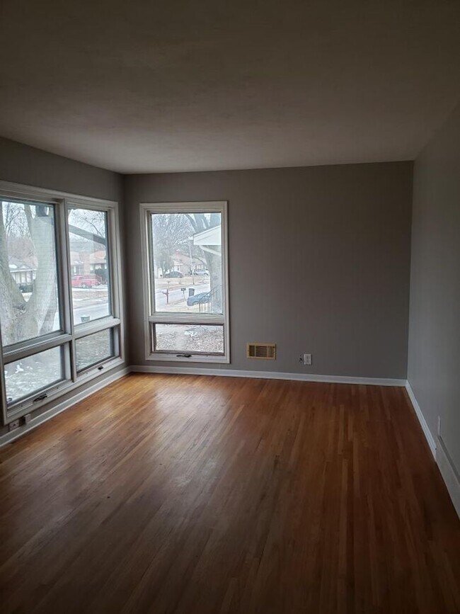 Foto del edificio - COMING SOON- Great location and layout for families or roomates, 3 bed 1.5 bath $1,825