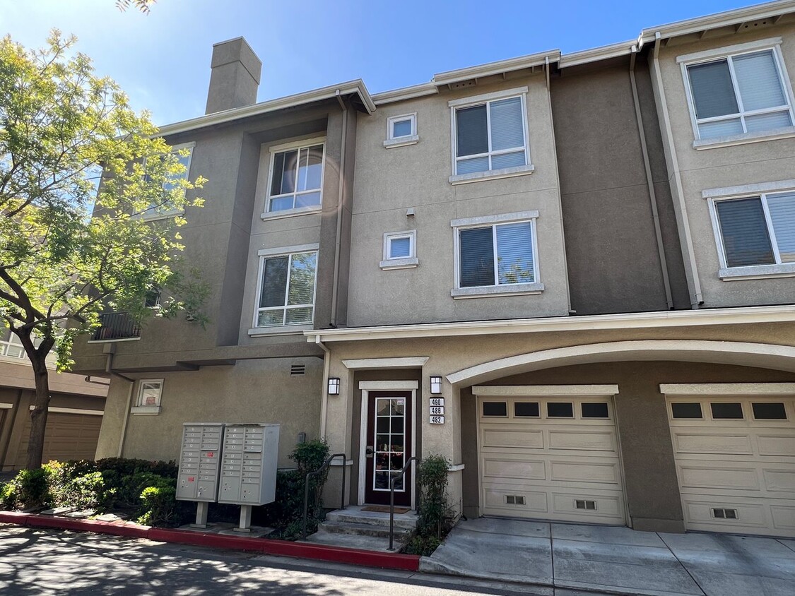 Primary Photo - Beautifully Updated 3 Bedroom 3.5 Bath Tow...