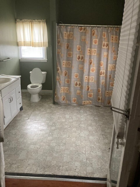 Large Bathroom - 319 Brown St