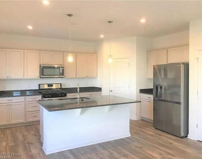 Foto del edificio - 63 Woodhull Cir
