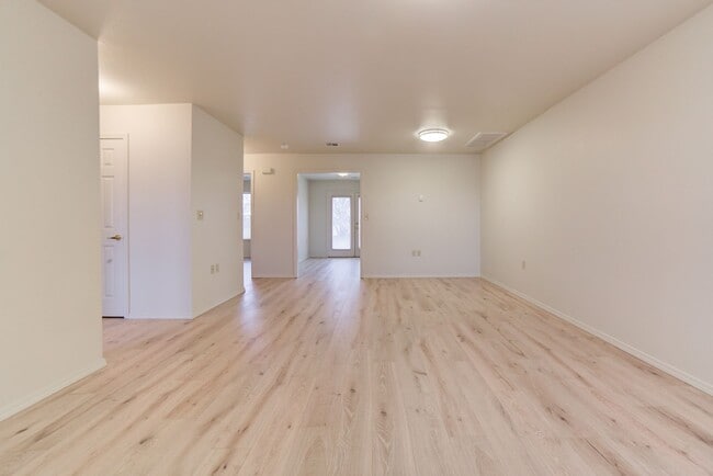 Building Photo - Cozy 2 bedroom 2 bathroom Duplex Home