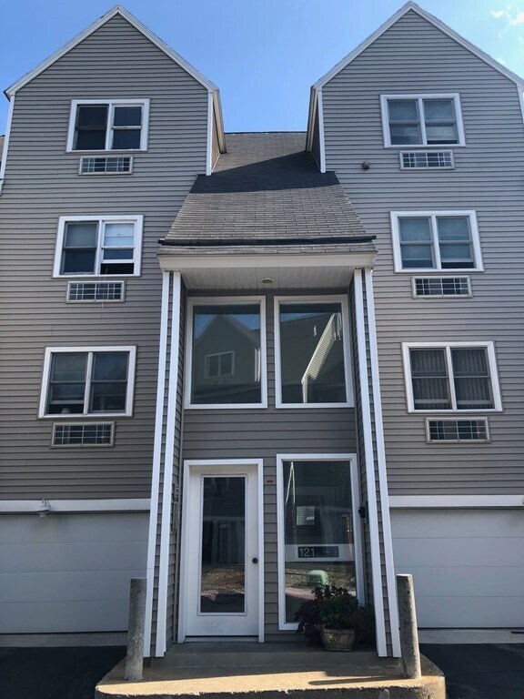 Primary Photo - 121 Water St