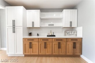 Building Photo - 915 Melrose Dr