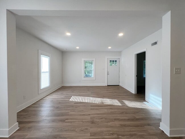 Building Photo - COMING SOON: Cozy 4-Bedroom Home in Kansas...