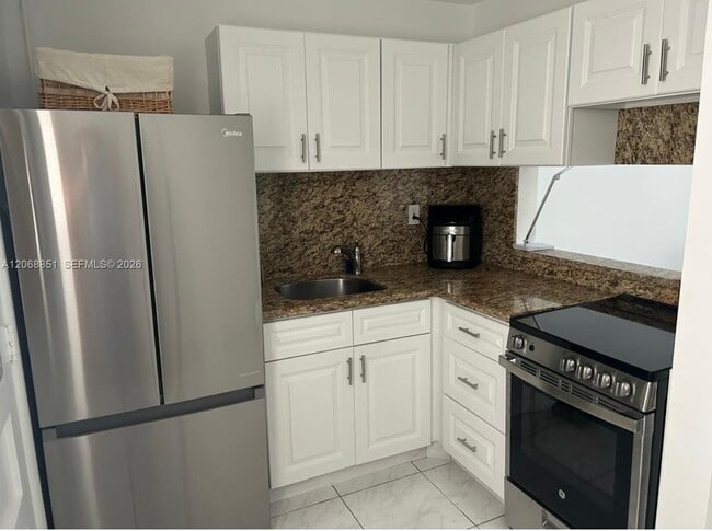 Building Photo - 2851 Leonard Dr