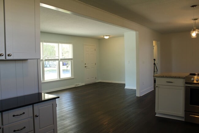 Building Photo - Fully Updated Home with Modern Features, E...