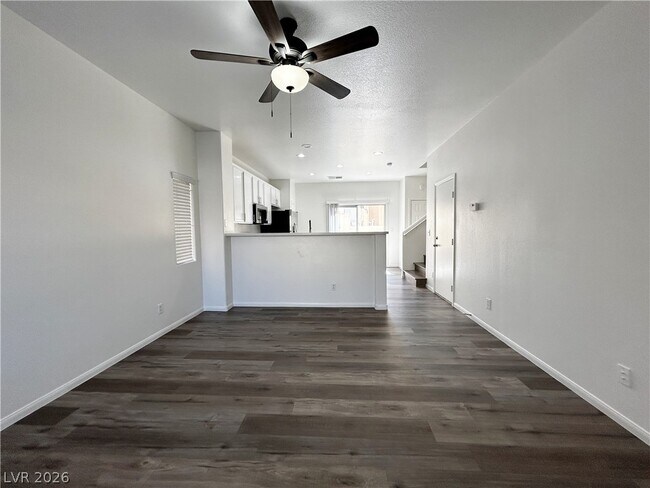 Foto del edificio - 897 Blushing Rose Pl