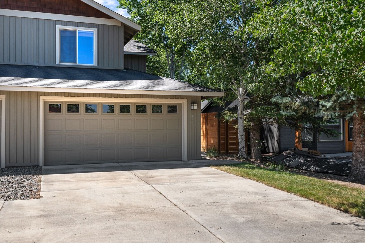 Primary Photo - Newly updated townhome in beautiful Redmon...