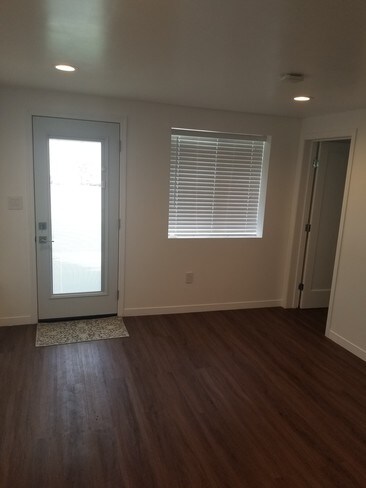 Building Photo - 170 Cerro Dr