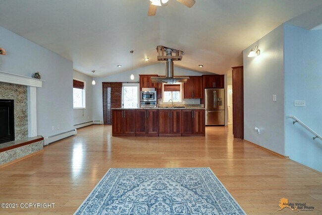 Foto del edificio - BEAUTIFUL, FULLY UPDATED SINGLE FAMILY HOM...