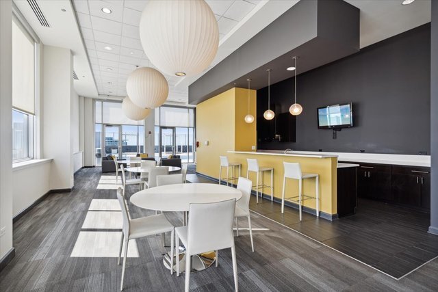 Building Photo - 1901 S Calumet Ave