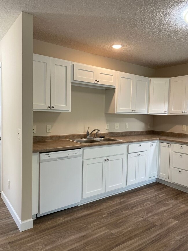 Building Photo - Updated 2 Bedroom Town Home