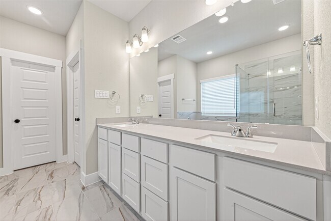 Building Photo - 2216 Inglenook Grv Dr
