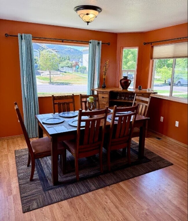 Foto del edificio - Fully Furnished and Supplied House in Lower Miller Creek