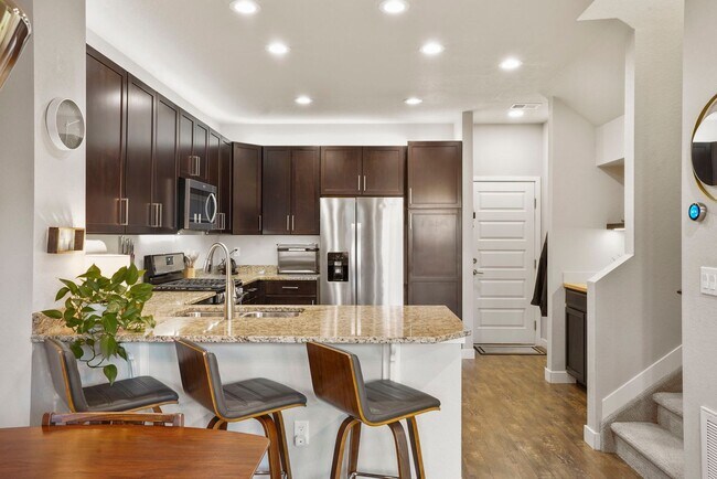 Building Photo - Modern 3-Bedroom Townhome in Midtown Denver – Carefree Living Awaits!