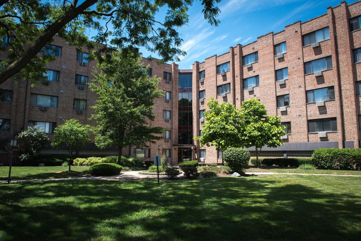 Foto principal - 5358 N Cumberland Ave