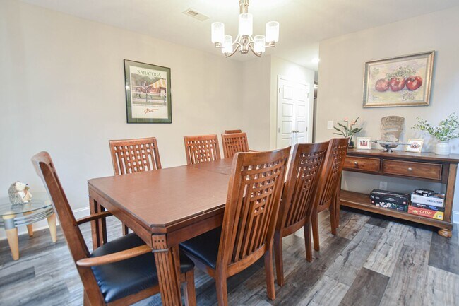Foto del edificio - Pet Friendly Four Bedroom!