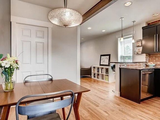 Building Photo - Charming End-Unit Townhome for Rent in Cur...