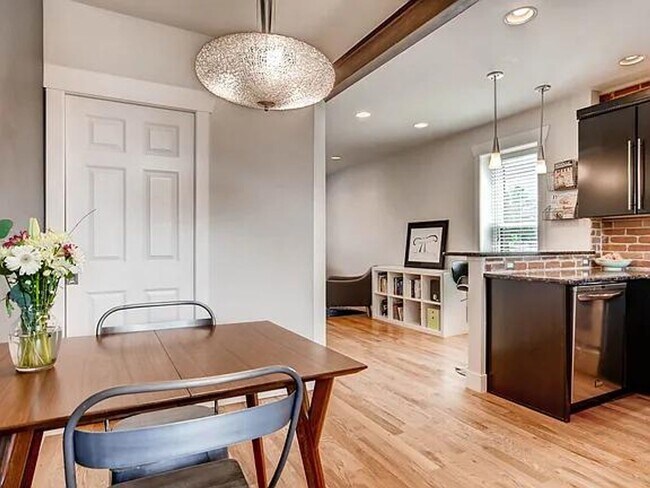 Foto del edificio - Charming End-Unit Townhome for Rent in Cur...