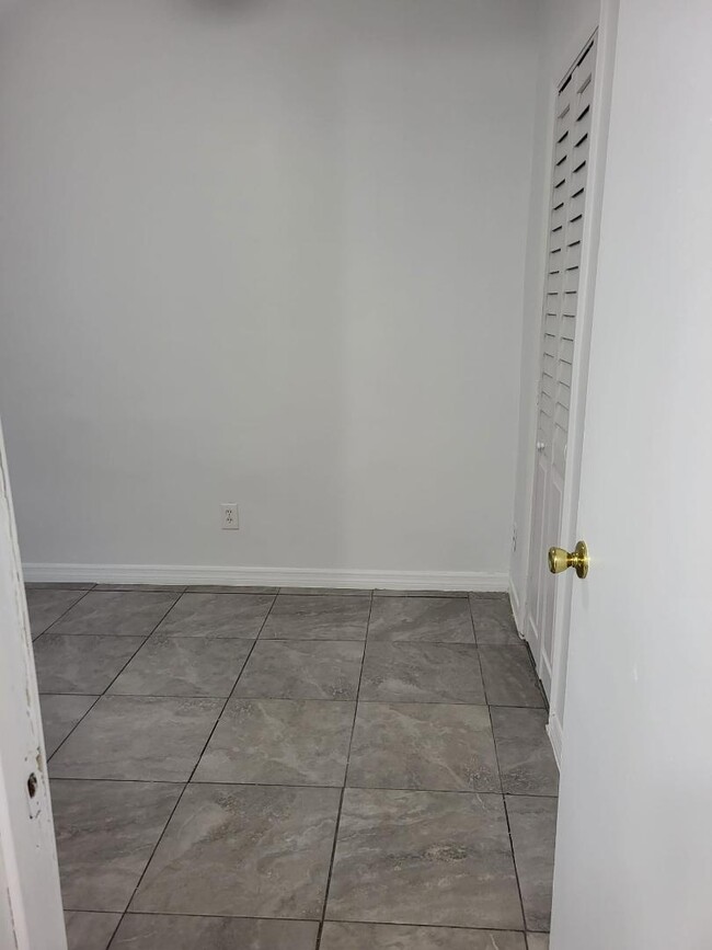 Building Photo - 1013 State St