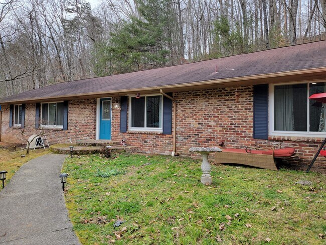 Building Photo - 152 Glassboro Dr