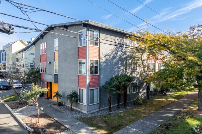 Building Photo - 844 BG HANDEL APTS