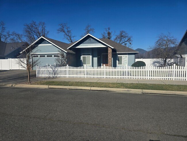 Building Photo - 3 bed 2 bath Home for Rent in Grants Pass