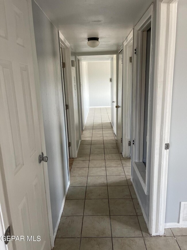 Building Photo - 9529 Montwood Dr