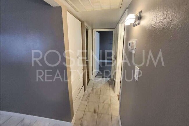 Foto del edificio - 2609 W McLellan Blvd