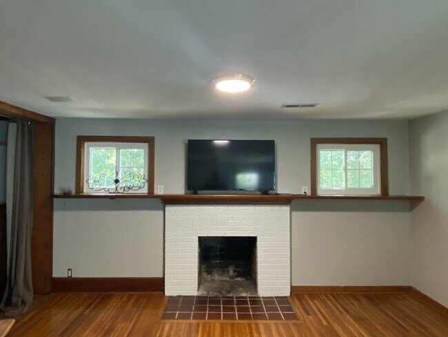 Building Photo - Walnut Loft