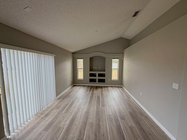 Building Photo - Great 3 Bedroom , 2 Bathroom Single Family Home Featuring LVP Flooring Throughout