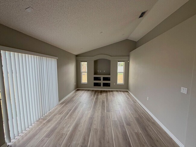 Foto del edificio - Great 3 Bedroom , 2 Bathroom Single Family Home Featuring LVP Flooring Throughout