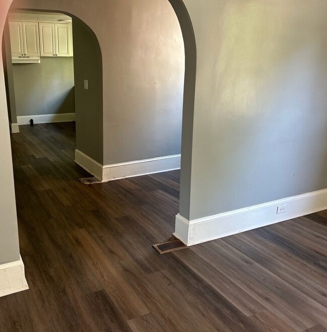Building Photo - 3 Bedroom 1.5 Bath Home Available for Rent...