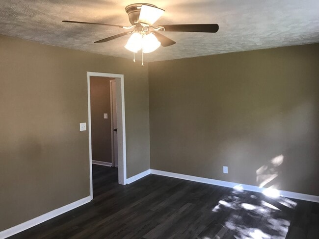 Building Photo - Updated SE Springfield Home -Available Now