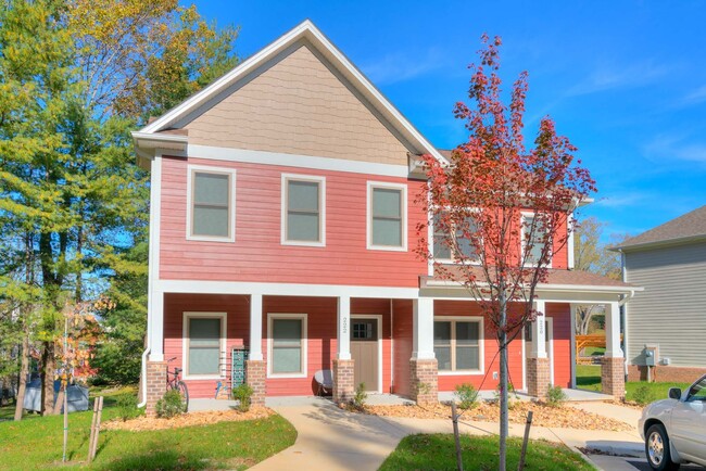 Building Photo - Four Bedroom Townhome in Uptown Village