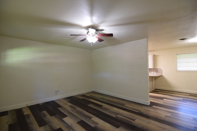 Building Photo - 3207 Meadow Oaks Dr