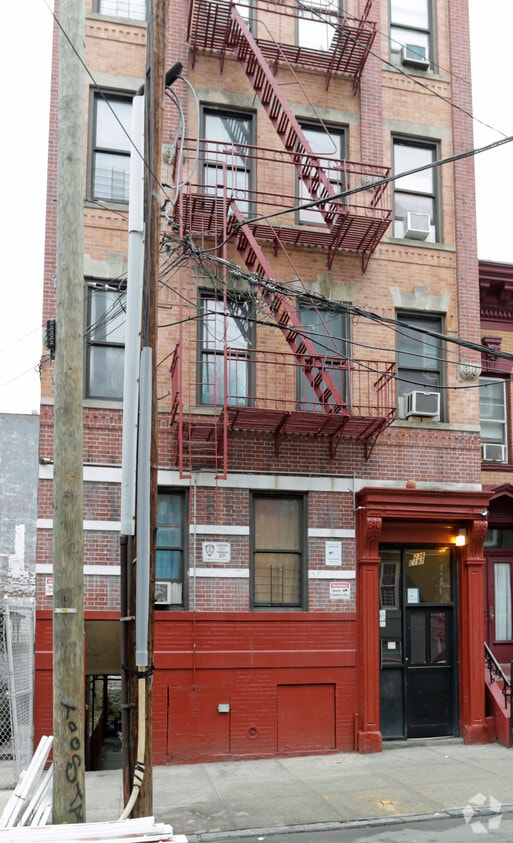 Building Photo - 236 E 197th St